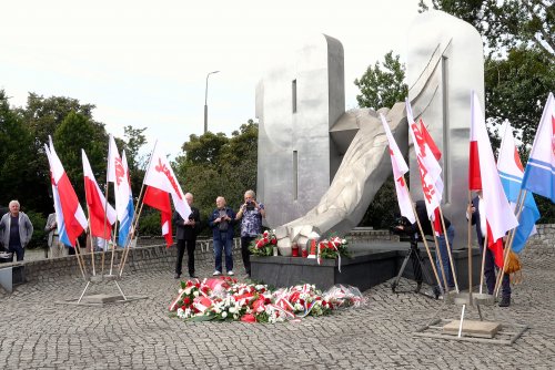 Podczas oficjalnych uroczystości złożono kwiaty pod pomnikiem Ofiar Grudnia 1970 roku (fot. Dominika Nycz)