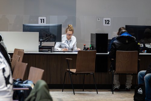 Codzienna praca samorządu to tysiące spraw i rozmów prowadzonych z mieszkańcami (fot. Kamil Złoch)