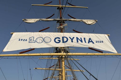 Żagiel stulecia Gdyni na maszcie „Daru Młodzieży” (fot. M. Sadowski)