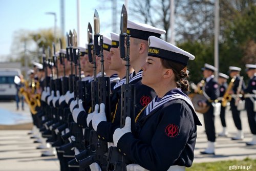 Zdjęcie archiwalne. Marynarze z Kompanii Reprezentacyjnej Marynarki Wojennej podczas uroczystości z okazji 80. rocznicy zakończenia walk o Gdynię (fot. Magdalena Czernek)