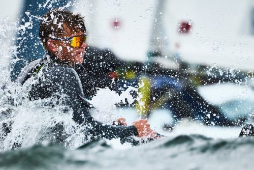 Młody żeglarz na wodzie (fot. Robert Hajduk)