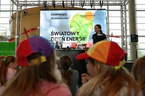 Podczas pokazu dzieci z zainteresowaniem obserwowały doświadczenia prezentujace różne postacie energii i prawa fizyki (fot. Paweł Szyca, Centrum Nauki Experyment)