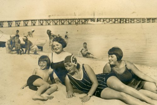 Gdyńscy plażowicze w Orłowie, lata 1930-1934 (fot. z archiwum cyfrowego „Gdynia w sieci” Muzeum Miasta Gdyni)
