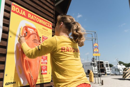 Gdyńska ratowniczka z boją ratowniczą