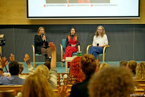 W Pomorskim Parku Naukowo-Technologicznym odbyła się konferencja „Dobrostan w centrum uwagi”. W jednej z debat wzięły udział (od lewej): wiceprezydentka Gdyni Oktawia Gorzeńska, Anna Konarzewska – nauczycielka, trenerka, edukatorka i mentorka oraz Karolina Gierdys-Majkut – psycholożka, kulturoznawczyni i koordynatorka projektów w Centrum Edukacji Obywatelskiej (fot. Magdalena Czernek)