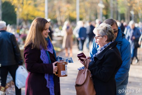 Prezydent Gdyni Aleksandra Kosiorek podczas kwesty na rzecz Hospicjum im. św. Wawrzyńca (fot. Paweł Budziński)