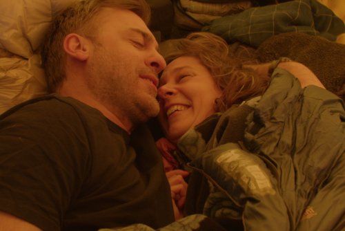 Kadr  filmu „To nie mój film”. Uśmiechnięta para leży przytulona w namiocie (mat. pras.)