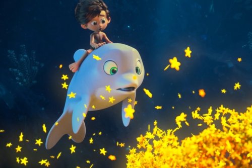 Kadr z filmu „Delfinek i ja”. Animowany chłopiec płynie na grzbiecie delfina i patrzą na gwizdki na dnie oceanu.
