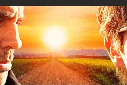 Kadr z filmu „Mój syn Ezra”. Mężczyzna i chłopiec w okularach na tle zachodu słońca.