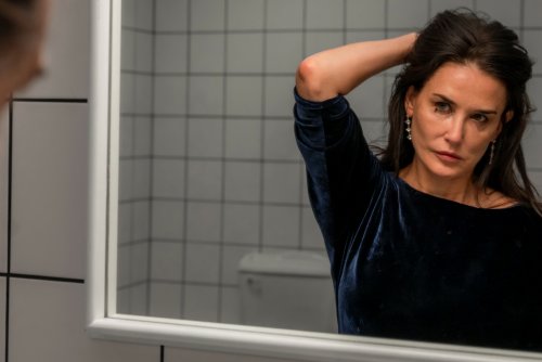 Kadr z filmu „Substancja”. Odbicie kobiety z rozmazanym makijażem w lustrze.