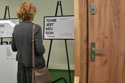 Specjalna ekspozycja pozwalała zrozumieć, jak osoby chorujące postrzegają przestrzeń, słyszą dźwięki oraz widzą (fot. Aneta Marczak)