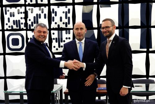 Marcin Wiśniewski, prezes Zarządu Ośrodka Badawczo-Rozwojowego Centrum Techniki Morskiej S.A., Adam Leszkiewicz, prezes zarządu Polskiej Grupy Zbrojeniowej (PGZ) oraz Jan Grabowski, wiceprezes Polskiej Grupy Zbrojeniowej S.A. (PGZ) (fot. Dominika Nycz)