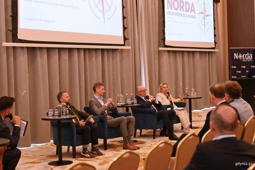 Na zdjęciu uczestnicy panelu, wśród nich m.in.: wiceprezes ds. rozwoju KGHM Polska Miedź S.A. Zbigniew Bryja, wiceprezes Zarządu Polskie Elektrownie Jądrowe sp. z o.o. Michał Olszewski, dyrektor Departamentu Turystyki i Sportu Urzędu Marszałkowskiego Województwa Pomorskiego Marta Chełkowska, dyrektor zarządzający Ocean Winds Polska Kacper Kostrzewa (fot. Magdalena Starnawska)  