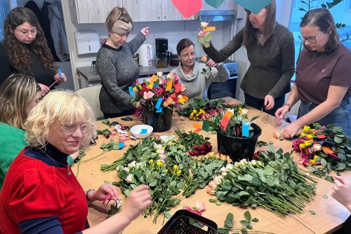 Uczestnicy przygotowują się do akcji „Róża od św. Walentego