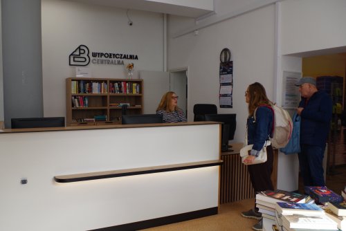 W Wypożyczalni Centralnej znalazły się udogodnienia dla osób ze specjalnymi potrzebami, w tym lada dla osób poruszających się na wózkach i niskorosłych (fot. Dorota Patzer)