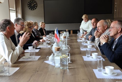 Delegacje z Gonneville La Malet i Kosakowa przyjął wiceprezydent Gdyni Rafał Geremek (fot. Magda Śliżewska)