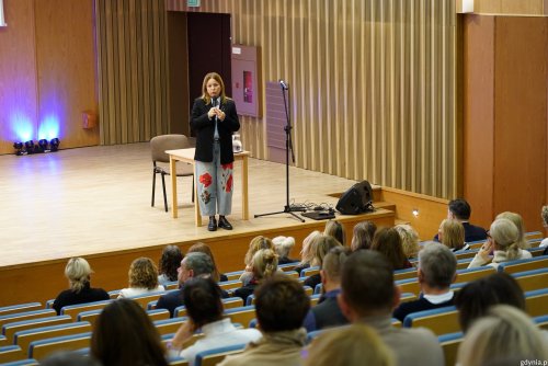 Spotkanie z kadrą zarządzającą gdyńską oświatą prowadzi Oktawia Gorzeńska, wiceprezydentka Gdyni (fot. Magda Śliżewska)