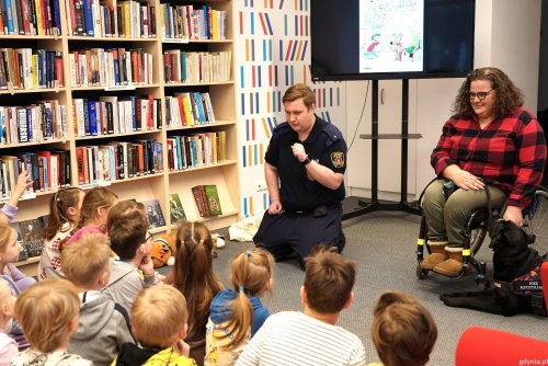 Marta Czachor z Wydziału Dostępności Urzędu Miasta Gdyni i Kamil Zdunek z Wydziału Straży Miejskiej i Zarządzania Kryzysowego na spotkaniu z przedszkolakami w Bibliotece Śródmieście (fot. Magda Śliżewska)