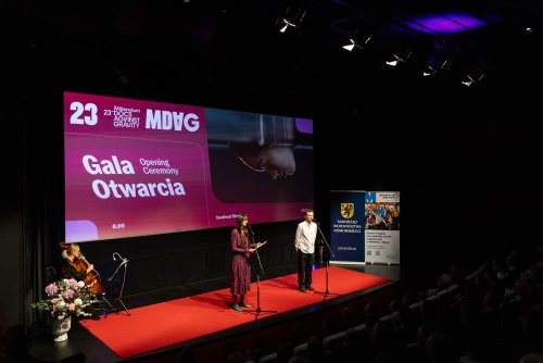 Przemysław Rydzewski oraz Krystyna Weiher-Sitkiewicz prowadzący galę otwarcia 23. festiwalu Millennium Docs Against Gravity (fot. Anna Rezulak)