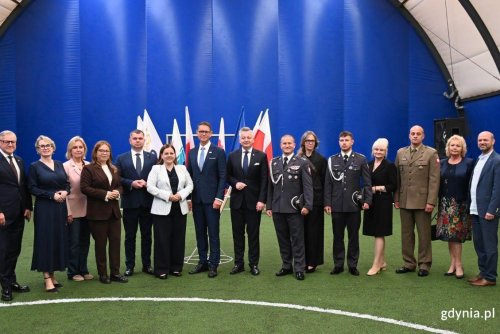 Na zdjęciu od lewej m.in: dyrektor Departamentu Edukacji Urzędu Marszałkowskiego woj. Pomorskiego Adam Krawiec, radne miasta Gdyni Agnieszka Tokarska i Beata Zastawna, wiceprezydentka Gdyni Oktawia Gorzeńska, członek zarządu województwa pomorskiego Adam Gawrylik, prezydent Gdyni Aleksandra Kosiorek, dyrektor Centrum Kształcenia Zawodowego i Ustawicznego Rafał Miłosz, zastępca szefa Kancelarii Prezesa Rady Ministrów Jakub Stefaniak, dowódca 33. Dywizjonu Rakietowego Obrony Powietrznej ppłk. Daniel Wasiłek, nacz. Wydziału Edukacji Urzędu Miasta Gdyni Iwona Tanewska, przedstawiciel Wojskowego Centrum Rekrutacji kapitan Andrzej Jankowski, prezes zarządu oddziału Związku Nauczycielstwa Polskiego Ewa Biernacka oraz radny i przewodniczący Komisji Oświaty Rady Miasta Gdyni Ireneusz Trojanowicz (fot. Waldemar Ulanowski)