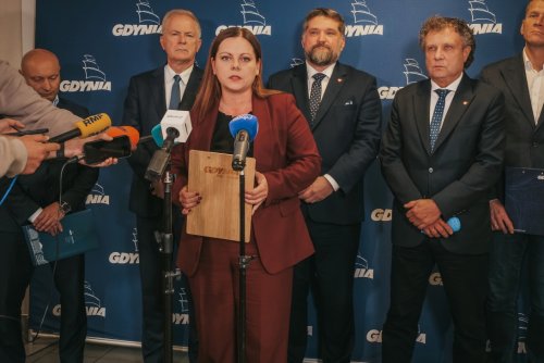 Ekspertyza odpowie na pytanie, w jaki sposób Estakada Kwiatkowskiego może być przebudowana. Na zdjęciu (od lewej): Tomasz Gałązka, dyrektor zarządzający ds. inwestycji Sławomir Rybicki, senator RP, prezydent Gdyni Aleksandra Kosiorek, Tadeusz Szemiot, przewodniczący Rady Miasta Gdyni, Jacek Karnowski, sekretarz stanu w Ministerstwie Funduszy i Polityki Regionalnej oraz Michał Felon, dyrektor Zarządu Dróg i Zieleni w Gdyni (fot. Marcin Mielewski / ZDiZ w Gdyni)