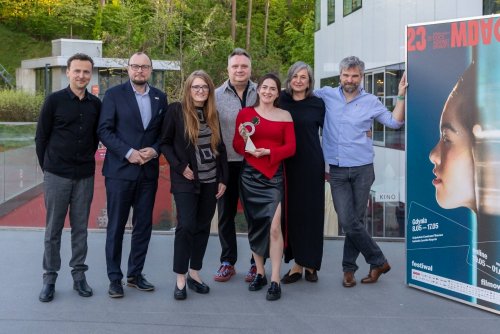 Wspólne zdjęcie po wręczeniu nagrody. Od lewej: Przemek Rydzewski, Mariusz Bzdęga, Urszula Morga, Jerzy Rados,  Angela Pisarewa, Katarzyna Klimkiewicz i Zygmunt Miłoszewski (fot. Anna Rezulak/GCF)