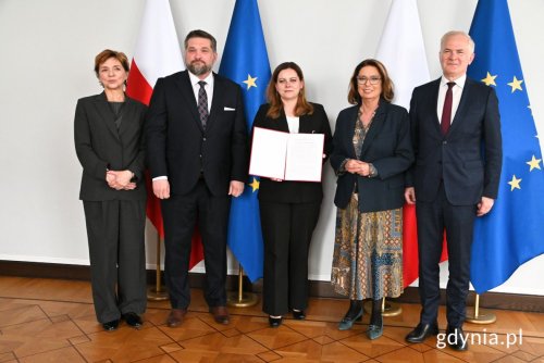 Od lewej: dyrektor Muzeum Miasta Gdyni Karin Moder, przewodniczący Rady Miasta Gdyni Tadeusz Szemiot, prezydent Gdyni Aleksandra Kosiorek, marszałek Senatu Małgorzata Kidawa-Błońska i senator Sławomir Rybicki (fot. Jakub Winiewski)