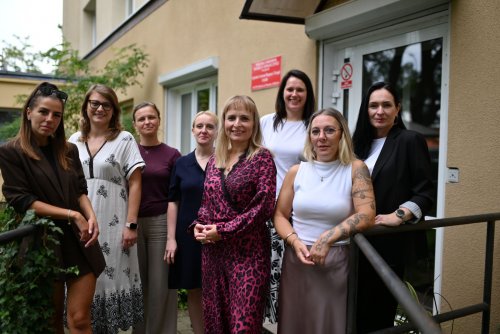 Zespół FASD (od lewej): rejestratorka Liwia Bełz, neurologopeda Paulina Tarkowska, fizjoterapeutka Agnieszka Irzykowska, psycholog Katarzyna Jaroszewska, dr n. med. psychiatra i kierownik Agata Cichoń-Chojnacka, psycholog Katarzyna Parchem, rejestratorka Żaneta Piwowarska, pracownik socjalny Julita Ostrowska (fot. MOPS w Gdyni)