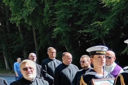 Uroczystość pogrzebowa śp. ojca Bronisława Sroki miała charakter państwowy. Zasłużony duchowny spoczął na Cmentarzu Witomińskim w Gdyni (fot. Waldemar Ulanowski)