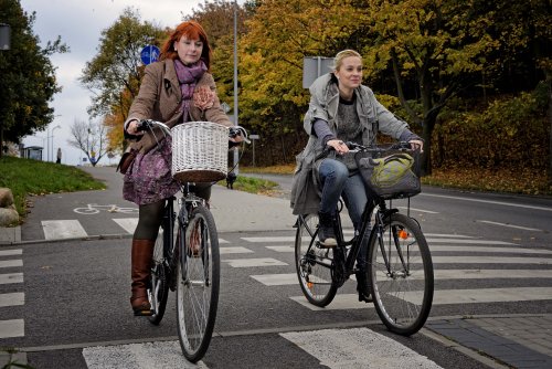 Dwie kobiety jadące na rowerach miejskich (Fot. gdynia.pl)