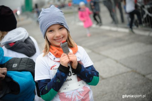 Uśmiechnięta dziewczynka z medalem (Fot. gdyniasport.pl)