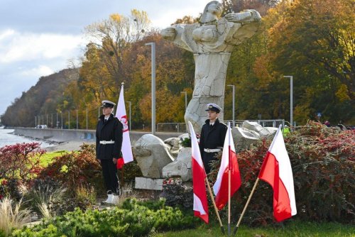 Pamięć o ludziach morza uczczono pod Pomnikiem „Tym, co odeszli na wieczną wachtę” na Bulwarze Nadmorskim (fot. Magdalena Starnawska)
