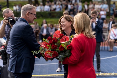 Prezydent Gdyni Aleksandra Kosiorek i wiceprezydentka Oktawia Gorzeńska składają życzenia dyrektorowi Trójki Wiesławowi Kosakowskiemu (fot. Paweł Budziński)