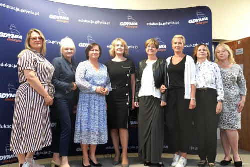Tegoroczna komisja egzaminacyjna. Druga z lewej Iwona Tanewska – naczelniczka Wydziału Edukacji Urzędu Miasta Gdyni, czwarta z lewej Jadwiga Wachulik – przewodnicząca komisji (fot. Aneta Marczak)