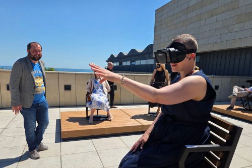Połączenie wątków historycznych i nowych technologii sprawia, że odbiór jest zupełnie inny. Na zdjęciu naczelnik Wydziału Kultury UM Gdyni Maja Wagner w goglach VR (fot. Dorota Patzer)