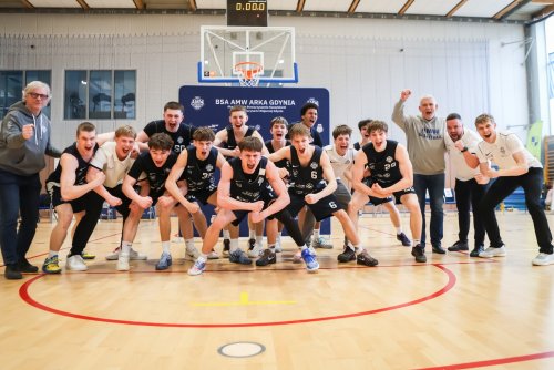 BSA AMW Arka Gdynia po wygranym meczu w towarzystwie rektora AMW kontradmirała prof. dr. hab. Tomasza Szubrychta (fot. BSA AMW Arka Gdynia)