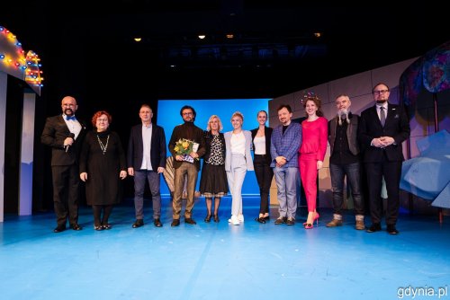 Tegoroczni laureaci Nagrody Prezydent Miasta Gdyni w towarzystwie Mariusza Bzdęgi, dyrektora zarządzającego ds. kultury i aktywności mieszkańców oraz prowadzącego uroczystość Tomasza Podsiadłego (fot. Karol Stańczak)