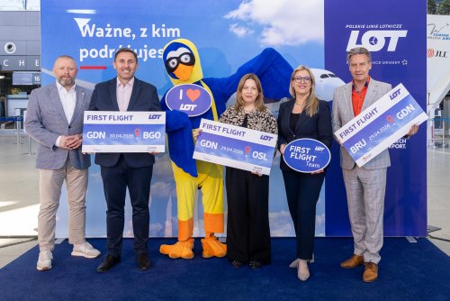 Uruchomienie nowych połączeń przez PLL LOT do Oslo, Bergen i Brukseli z Gdańska. Na zdjęciu od lewej: rzecznik PLL LOT Krzysztof Moczulski, wiceprezydent Gdańska Piotr Borawski, maskotka Portu Lotniczego w Gdańsku Airnest, wiceprezydentka Gdyni Oktawia Gorzeńska, dyrektorka Biura Sprzedaży PLL LOT Marta Wiśniewska, prezes Portu Lotniczego Gdańsk im. Lecha Wałęsy Tomasz Kloskowski (Fot. mat. prasowe Port Lotniczy im. Lecha Wałęsy)
