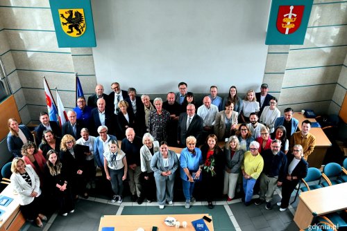 Wspólne zdjęcie prezydent Gdyni Aleksandry Kosiorek i wiceprezydentki Oktawii Gorzeńskiej z wyróżnionymi (fot. Natalia Kawalerowicz)