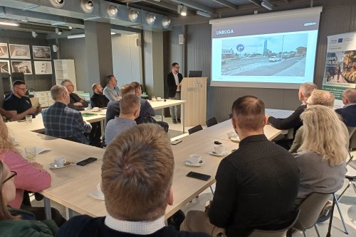 Spotkanie z przedstawicielami Ostrołęckiego Obszaru Strategicznej Interwencji. Na zdj. przy mównicy Rafał Studziński, kierownik Referatu Zarządzania Ruchem i Mobilnością UMG (fot. Referat Zarządzania Ruchem i Mobilnością)