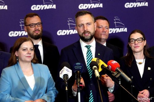 W konferencji prasowej, która odbyła się w Pomorskim Parku Naukowo-Technologicznym, uczestniczyli m.in.: (od lewej) Aleksandra Kosiorek – prezydent Gdyni, Maciej Samsonowicz – doradca ministra obrony narodowej, Władysław Kosiniak-Kamysz – minister obrony narodowej, Krzysztof Paszyk – minister rozwoju i technologii oraz posłanka Wioleta Tomczak (fot. Michał Sałata)