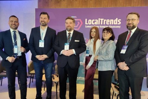 Uczestnicy panelu dyskusyjnego podczas Samorządowego Kongresu Finansowego #LokalTrends 2025 w Sopocie. Na zdjęciu uczestnicy debaty, od lewej: Sławomir Kalinowski – kierownik Zakładu Ekonomii Wsi, Instytut Rozwoju Wsi i Rolnictwa Polskiej Akademii Nauk, Tomasz Wojtkiewicz – prezes Zarządu Grupy Nextbike, Tadeusz Szemiot – przewodniczący Rady Miasta Gdyni,  Anna Kurniewicz – ekspertka w zespole Badań i Analiz Samorządowych Narodowego Instytutu Samorządu Terytorialnego, Barbara Dykier – wójt gminy Redzikowo oraz Maciej Kiełbus – partner, ZIEMSKI&PARTNERS Kancelaria Prawna Kostrzewska Kołodziejczak i Wspólnicy (fot. materiały prasowe // Tadeusz Szemiot - Przewodniczący Rady Miasta Gdyni)