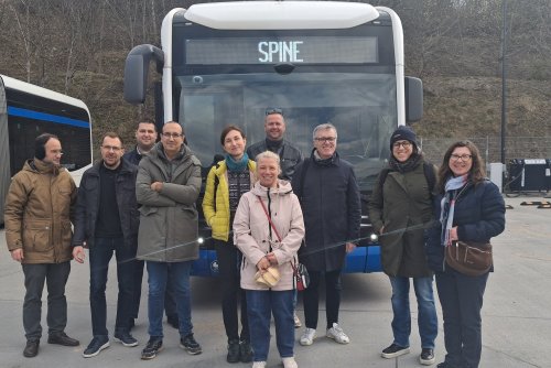 Partnerzy z projektu SPINE z Włoch, Hiszpanii i Słowacji z przedstawicielami Wydziału Inwestycji Urzędu Miasta Gdyni w zajezdni Przedsiębiorstwa Komunikacji Autobusowej, przed elektrycznym autobusem „SPINE