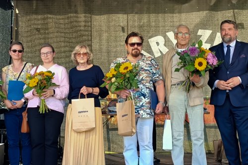 Laureaci konkursu na scenie. Towarzyszą im: Tadeusz Szemiot, przewodniczący Rady Miasta Gdyni (drugi z prawej), radna Larysa Kramin (z lewej) oraz Norbert Anisowicz, radny miasta (z prawej) (fot. Paweł Budziński)