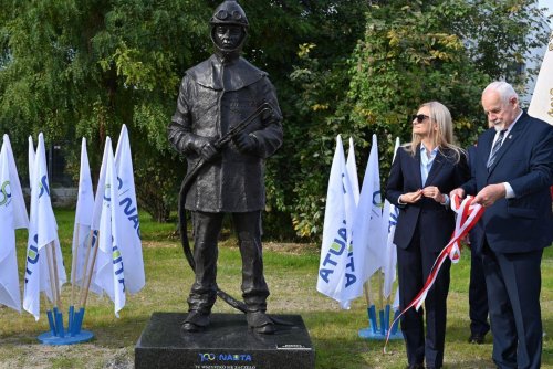 Pomnik Stoczniowca przy ul. Waszyngtona. Na zdjęciu m.in. prezes zarządu Stoczni Remontowej Nauta Monika Kozakiewicz (fot. Magdalena Starnawska)