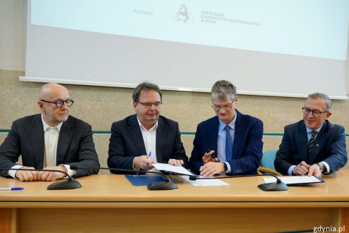 Podpisanie listu intencyjnego. Na zdjęciu od lewej: Piotr Gepert, wiceprezes Zarządu OPEC, Marcin Lackowski, dyrektor naczelny IMP PAN, Rałał Geremek, wiceprezydent Miasta Gdyni, Wojciech Folejewski,  prezes OPEC // fot. Magdalena Czernek