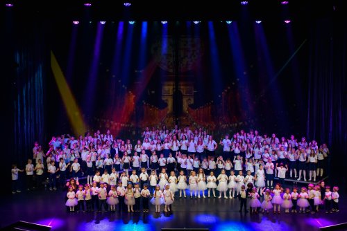 W koncercie świątecznym wzięło udział 150 małych wykonawców (fot. Pola Malańska)