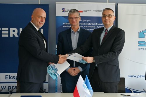 Od lewej: Marek Borkowski – prezes zarządu firmy Terlan, wiceprezydent Gdyni Rafał Germek i Jacek Kieloch – prezes zarządu PEWIK Gdynia po podpisaniu umowy na wymianę wodomierzy (fot. Magdalena Czernek)