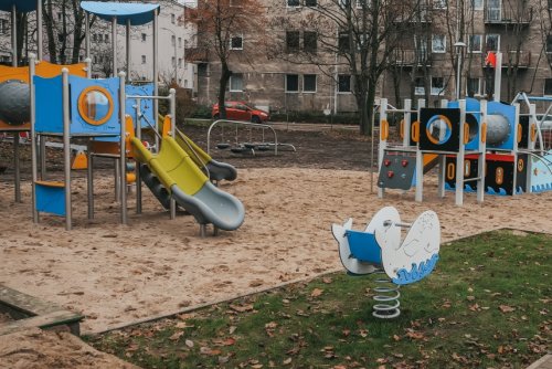 Plac zabaw przy ul. Okrzei w Gdyni (fot. Marcin Mielewski)