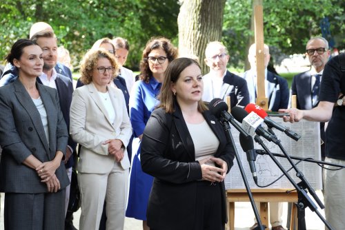 Przy mikrofonie prezydent Gdyni Aleksandra Kosiorek. Na zdjęciu także m.in.: senator RP Ryszard Świlski, wojewoda pomorska Beata Rutkiewicz, wicemarszałek województwa pomorskiego Marcin Skwierawski, prezydent Gdańska Aleksandra Dulkiewicz i prezydentka Sopotu Magdalena Czarzyńska-Jachim (fot. Magda Śliżewska)